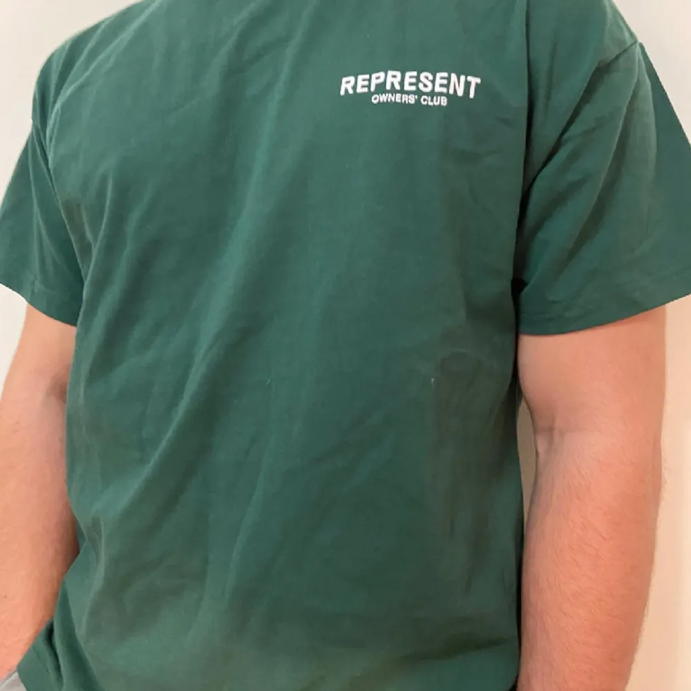 Oweners Clib Represern Grönt Tshirt. Perfekt inför våren! Size L, passar mig perfekt (180cm och 80kg) 👌🤙. T-shirts.