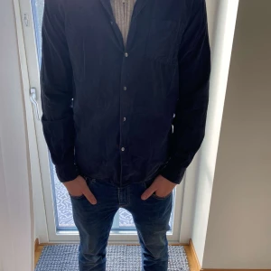 Paul & Friends skjorta/overshirt - Bra skick använd ett fåtal gånger, ett fint mjukt matrial. Nypris 1599kr. Han på bilden är 180cm. Skriv för funderingar!