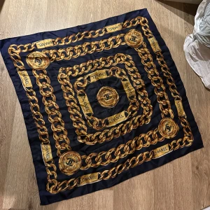 Sjal/ scarf med CC logga  - Inköpt på auktion, kan ej avgöra äkthet. I fint skick! 