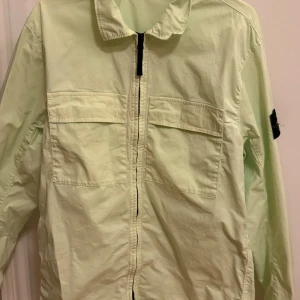 Stone island overshirt - Nästan helt ny overshirt. Skivk 9/10 inga fel över huvud taget och endast använd fåtal ggr. Storlek L. Nypris 4800.