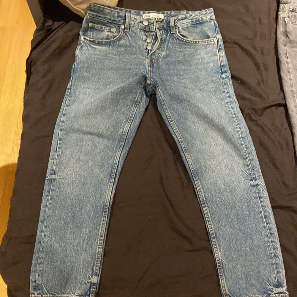 Säljer byxorna då jag inte använder dem längre sitter fint på mig som är 176lång och väger 70kg. Jeans & Byxor.