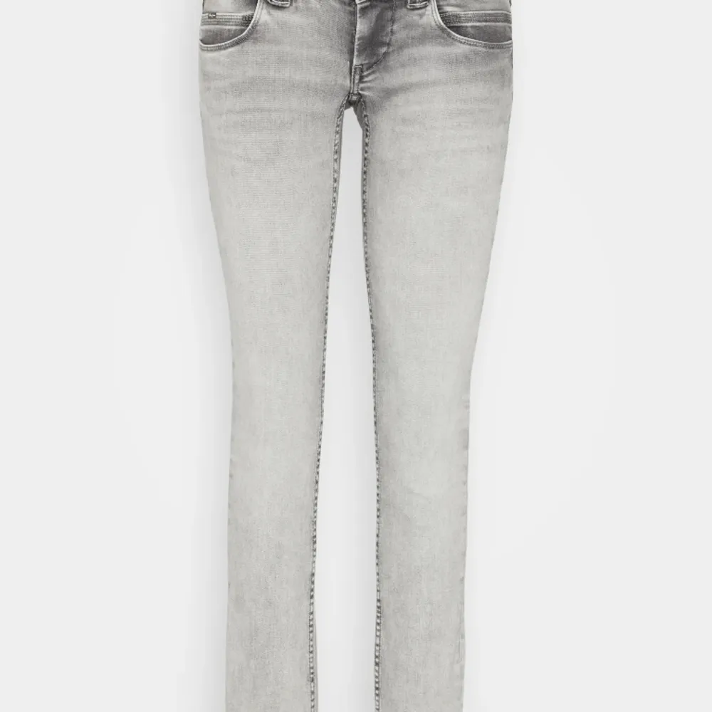 Super populära LÅGmidjade jeans från pepe jeans. Super snygga men lite för stora för mig. De sitter typ perfekt på mig i längden som är 160. Originalpris är runt 1000kr. Uppsprättade längst ner, kom priv för egna bilder!❤️. Jeans & Byxor.