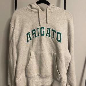 Säljer denna fina Arigato hoodien kommer inte till användning alls! Använd fåtals gånger❤️ finns en defekt, inte så stor och märkts knappt! (Tredje bilden). Ny pris runt typ 1800kr
