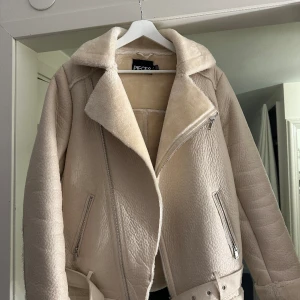 Skinn jacka  - Använd fåtal gånger! Mycke bra skick, pris kan diskuteras 