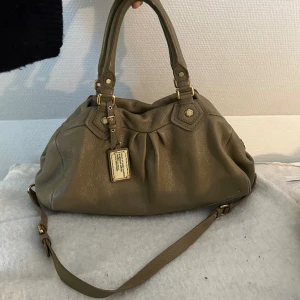 Marc Jacobs väska - Säljer min så snygga väska från Marc Jacobs ❤️väldigt unik färg som är olivgrön! Skriv om du har några frågor