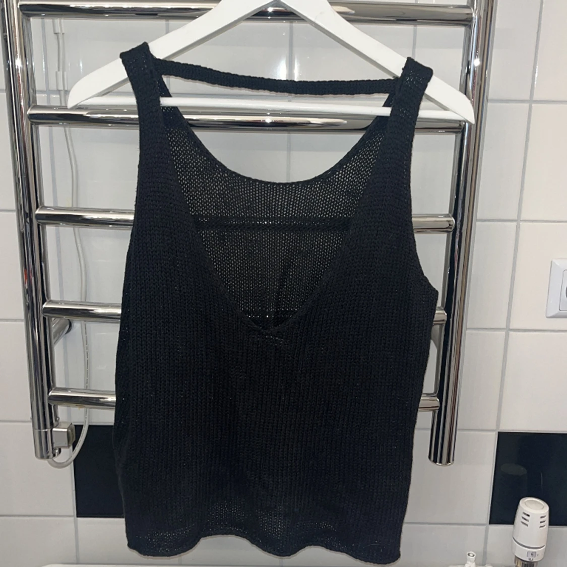 Stickat linne med öppen rygg - 90