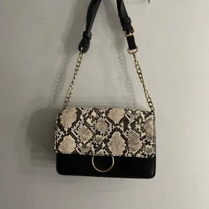 Axel väska  - Köparen står för frakten 📦