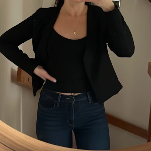 kavaj - svart kort kavaj i tjockt material med fickor. kan även användas som tunnare jacka