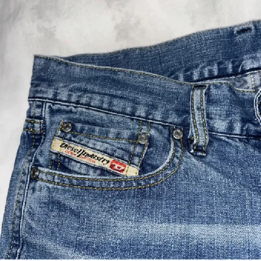 Säljer dessa svin snygga jeans från disel som tyvärr var för små för mig (därför lånade bilder av gamla säljaren), bootcut och lågmidjade 💕💕. Jeans & Byxor.