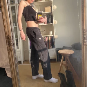 Adidas mjukisbyxor🖤 - Svarta mjukisbyxor från Adidas, thriftade i Berlin för några år sedan. Använder inte längre eftersom de är lite korta på mig (är ca 173cm). De har en ficka vid högra benet (se bild 3) Bra skick💞  Köparen står för ev. frakt!