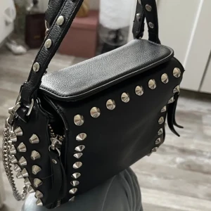 Säljer nu min väska från Zara - Använt i bra skicka rostig vid kedjorna skriv för mer bilder❤️