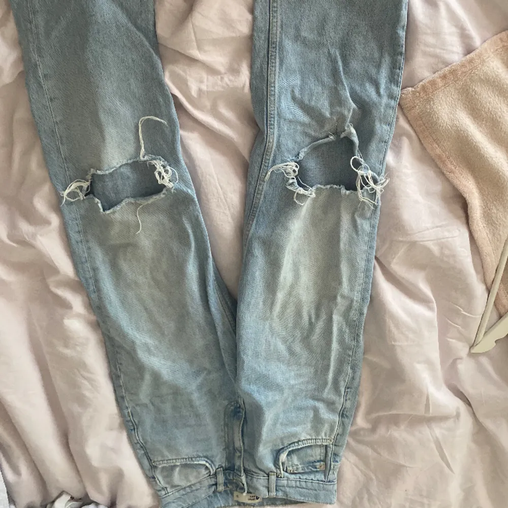 Super snygga fina jeans i ljusblå färg! Mid/high Waits o raka i formen. Dom är väldigt långa i benen o passar nog 165-170! Skriv flr fler bilder eller frågor!🤍🤍. Jeans & Byxor.