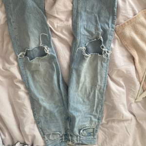 Super snygga fina jeans i ljusblå färg! Mid/high Waits o raka i formen. Dom är väldigt långa i benen o passar nog 165-170! Skriv flr fler bilder eller frågor!🤍🤍