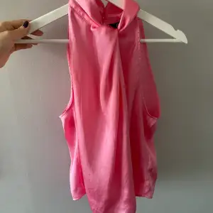 Så fin rosa zara silkes blus/ topp! Älskar verkligen denna och speciellt till sommaren! Passar xs/s🫶🏽 skriv för fler bilder!!
