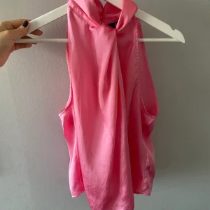 Fin rosa topp🩷 - Så fin rosa zara silkes blus/ topp! Älskar verkligen denna och speciellt till sommaren! Passar xs/s🫶🏽 skriv för fler bilder!!