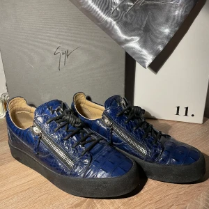 Guiseppe Zanotti  - Guisppe Zanotti skor  Mycket bra skick 8/10 inte använd mer än en vecka Storlek 41 men utan sula passar de 43  Mycket eftertraktad model  Allt OG finns  Hör av vid fundering !! Kan gå ner i pris mycket vid snabb affär!!