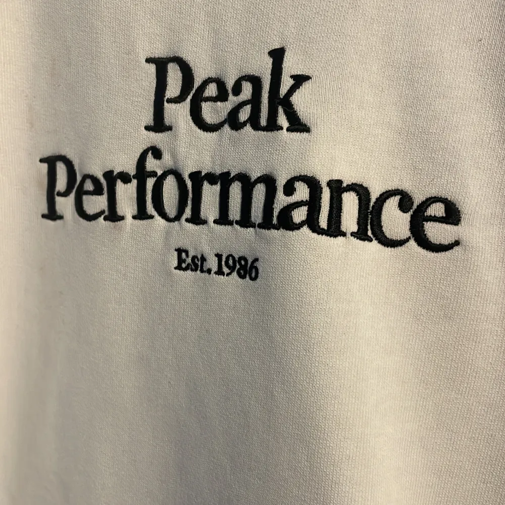 Säljer en ny peak performance hoodie, skick 9,5/10 Nypris ca 500kr Mitt pris: 189kr Skriv vid mer bilder eller frågor Mvh Erik. Hoodies.