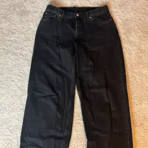 Baggy jeans från weekday, fråga om mått men de passar perfekt i längden för mig som är 170 om man vill ha dem lite mer loose 