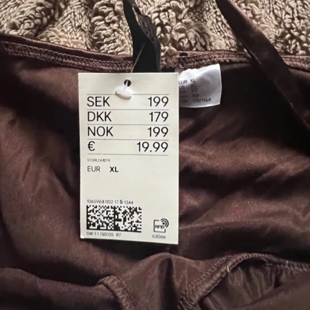 Säljer denna fina bruna klänningen. Den är endast prövad, prislapp finns kvar. Nypris 199kr. Mekot.