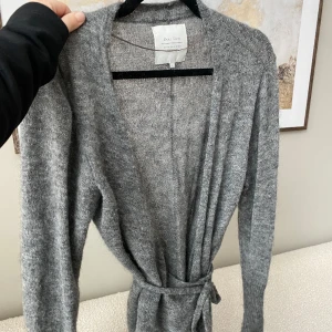 Knytkofta  - Mysigt kofta med knyte, från Part Two. Storlek L men mer som en s/m 🥰