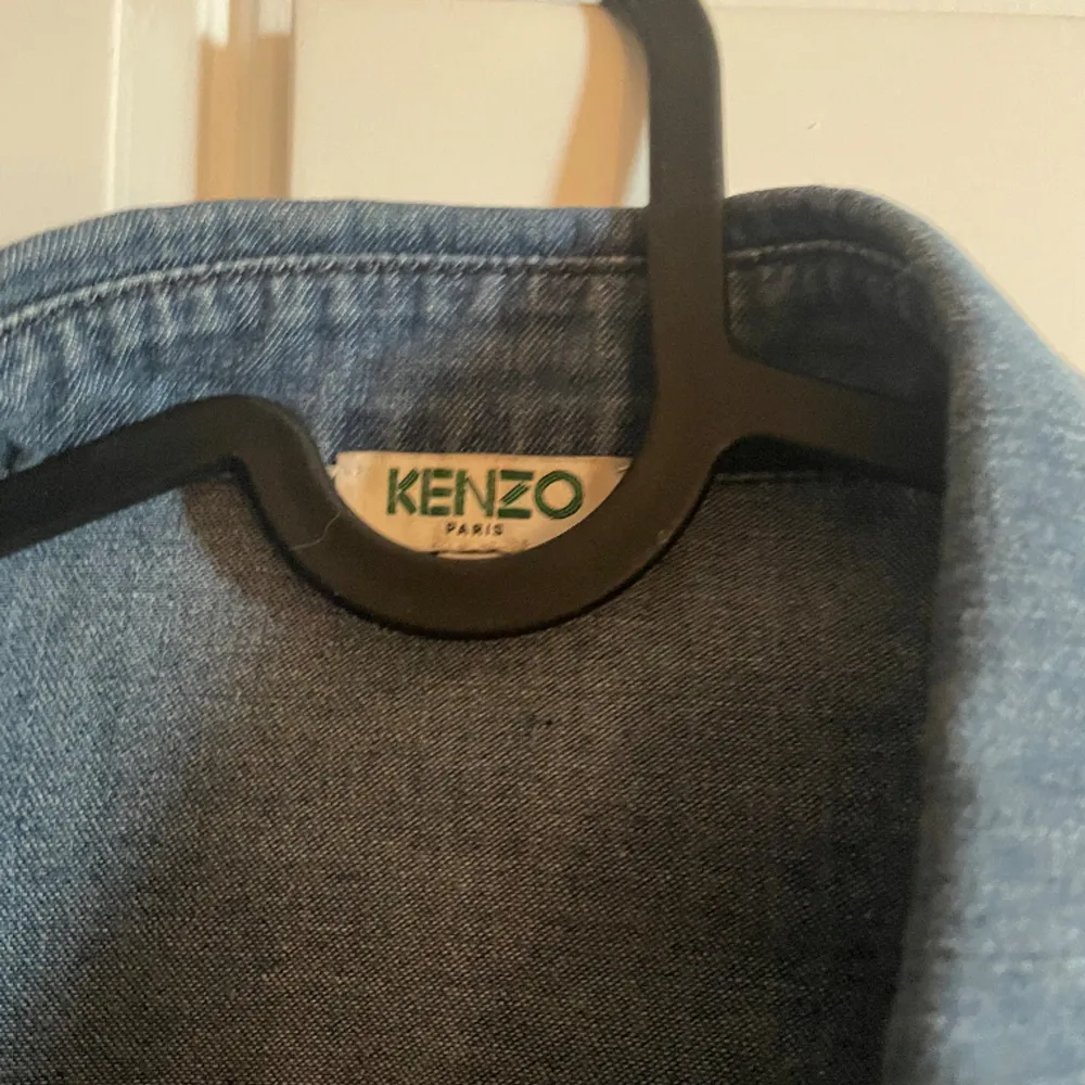 Kenzo jeansskjorta i dam stl 42 . Snygg design och helt i bra skick. . Skjortor.