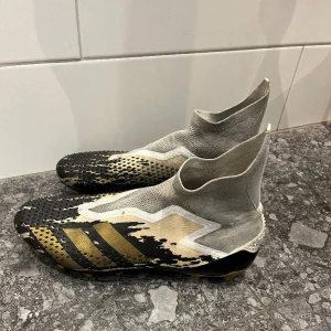 Adidas predator  - Fotbollsskor från adidas utan snörning, använda en sommar. Säljer pga att jag har slutat i fotboll Fint skick, utan defekter eller hål Storlek:46  Nypris 3000, mitt pris 600! Pris går att diskutera Hör av dig vid frågor! 
