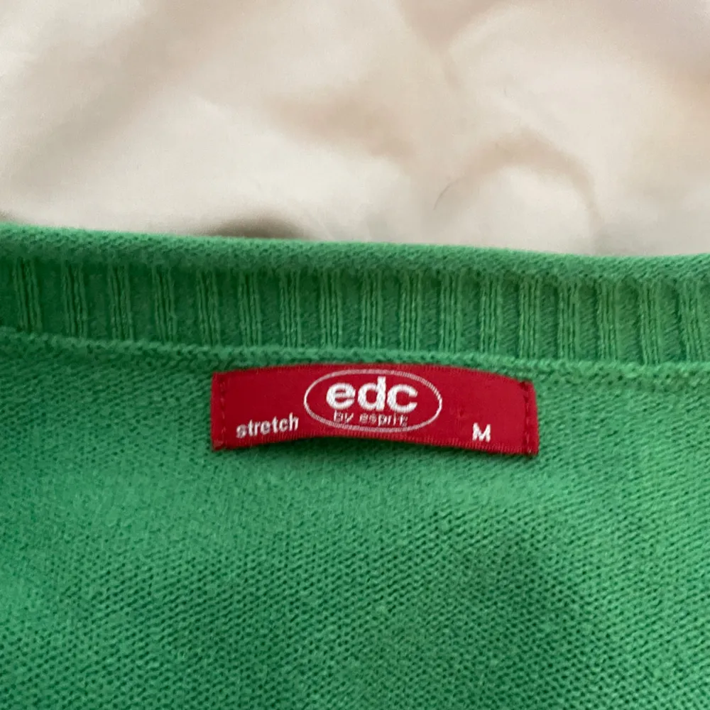 Fin grön stickad tröja med urringning men kommer ej till användning längre. St. M men passar mig som har xs-s. Bra skick, inga defekter.. Stickat.