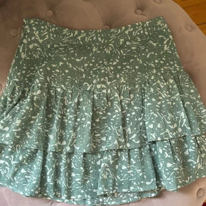 Kjol - Säljer denna super fina kjolen från about you. Passar perfekt till sommaren och är knappast använd. Priset går att förhandla.