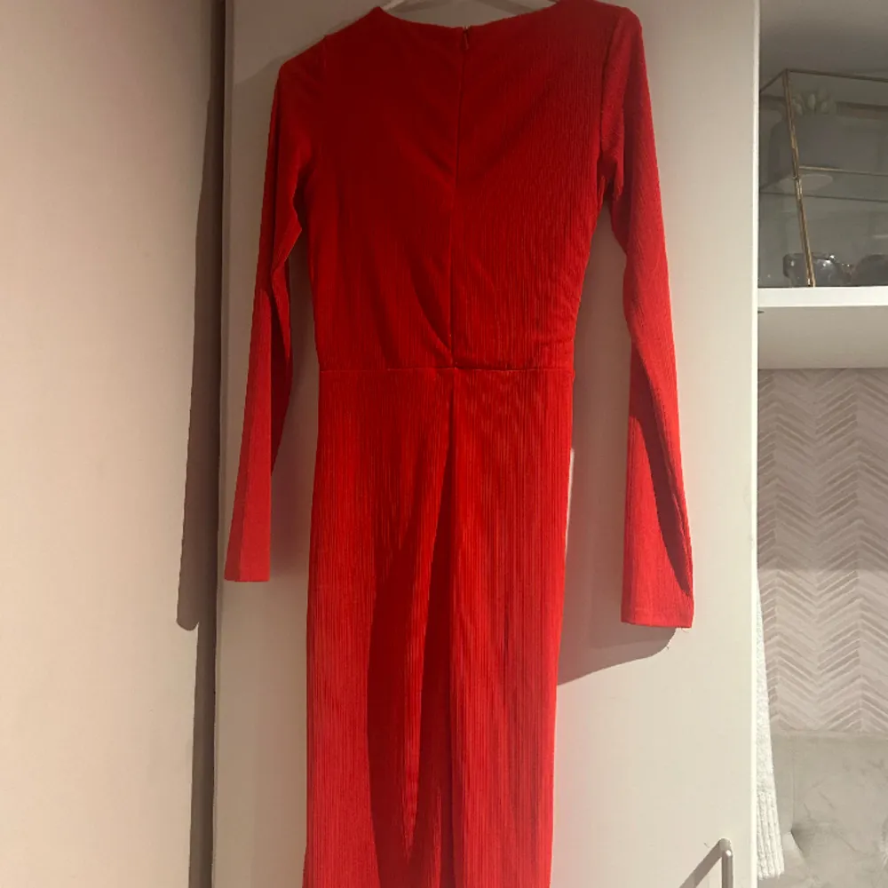 Röd klänning som passar bra till julen(som ny) . Klänningar.