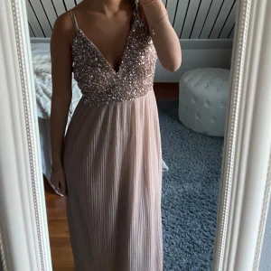 Balklänning  - Super snygg rosa balklänning som endast använt 1 gång! Storlek L men skulle säga att den mer passar en S/M 