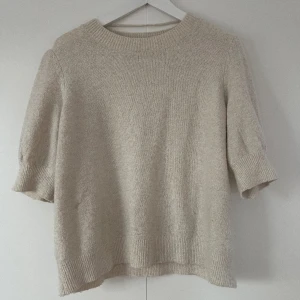  Stickad tröja - Super fin tröja från Vero Moda som inte kommer till användning, storlek XL men passar även L och M beroende på hur man vill att den ska sitta💗 Frakt står köparen för 