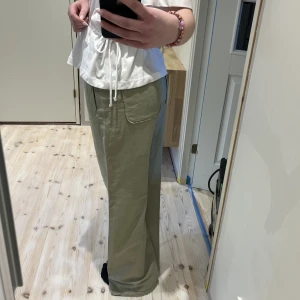 Linnebyxor  - Superfina gröna linne byxor, passar perfekt till sommaren och våren!  Medelhög midja Köparen står för frakt! 