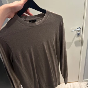 Massimo Dutti tröja - Merinoull-stickad tröja från Massimo Dutti i storlek M, mycket gott skick. Brun/beige