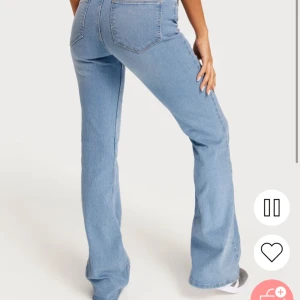Blåa bootcut Jeans - Säljer dessa snygga jeansen från Pieces då dem inte kommer till användning, endast använd en gång så dem är som nya. Storlek S. 