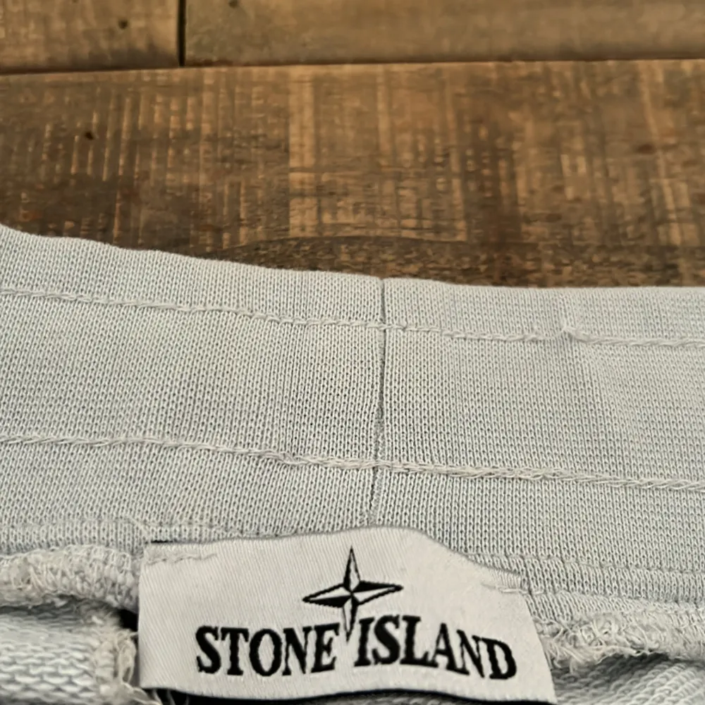 Säljer en stone island byxor,riktigt fin byxor för sommaren och de finns inte längre den här färgen.. Jeans & Byxor.