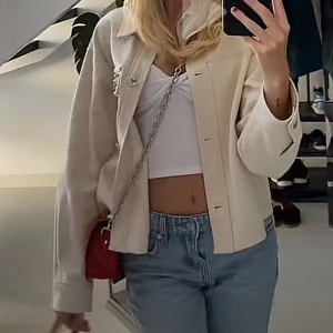 Overshirt/ jeans jacka - Knappt använd så den är i mycket bra skick, perfekt nu till våren och sommaren🩷