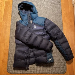 Mörkblå haglöfs jacka - Den e varm, så ha den inte på sommaren