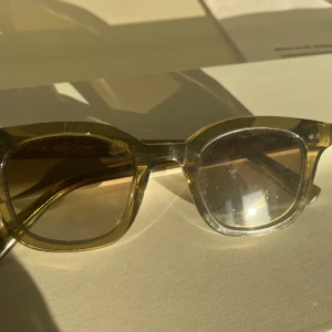 Chimi 02 - Säljer nu mina chimis då jag ej använder dom lägre. Ända nackdel är att ena benet är lite snett men det påverkas inte när du har på dig dom.  Box och mm medföljer!