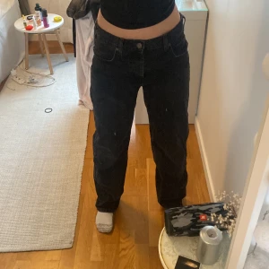 Baggy weekday jeans - Mörkgråa/ svartgråa baggy jeans från weekday använda enstaka gånger. Super fina! Passar mig som är 170 och har strl S. 