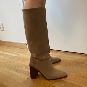 Mocka Boots - Nya stövlar från Mango. Bara använda en gång, dom är för stora 🤍✨🌸