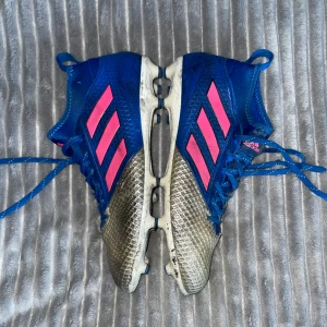 Adidas Ace - Adidas ace fotbollsskor. Storlek 41 1/3. Liten skada på insidan av vänstra skon, annars inga skador. Väl använda och slitage på dobbar. Skriv om du vill ha fler bilder.