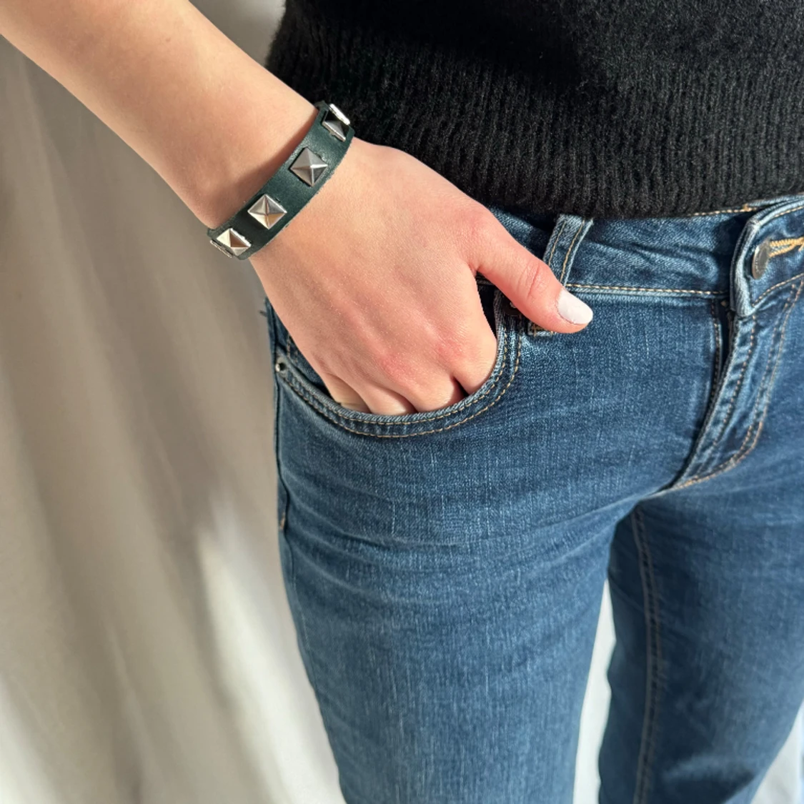 Grönt läder med silverfärgade nitar🌟 - 90