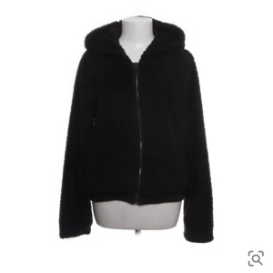 Teddyjacka - Säljer denna teddyjackan från Only eftersom den inte kommer till användning. Den är i storlek M men skulle mer säga att den är som en S i passformen💞