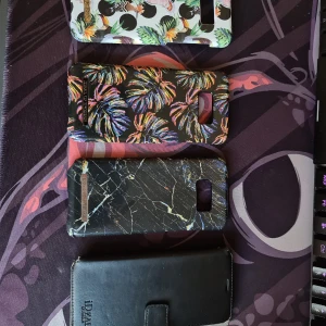 Ideal of Sweden fodral - Säljer mina gamla mobilskal från Ideal Of Sweden då jag köpt en ny mobil ! De är lite slitna här och där, men är ändå i gott skick!  Vid intresse eller frågor skriv gärna.   Jag kan posta dem, men då kostar det extra beroende på spårning o sådant👍