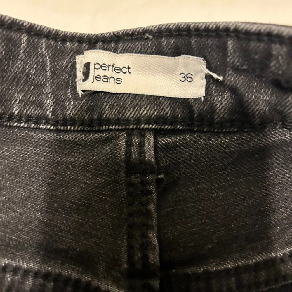 Säljer för att de tyvärr inte passar mig Storlek 36 275kr + frakt. Jeans & Byxor.