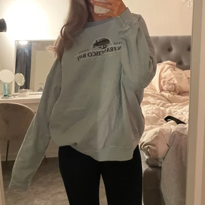 Sweatshirt - Säljer denna coola lite vintage sweatshirt från Missguided❤️‍🔥tröjan är i storlek 34 men är ocersized. kontakta mig vid intresse, frakten tillkommer och är spårbar ❤️‍🔥