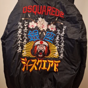 Jackor - Hej! Jag hjälper min vän att sälja några kläder som han inte längre behöver.  Den svarta jackan är i gott skick och det är endast ena blixtlåset som har gott av. (L)Men det är enkelt att sätta in en ny. Den andra jackan behövs bara tvättas först. (M)