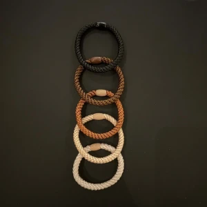 Hair Blend Uf Hårsnoddar - Vi säljer hårsnoddar i flera naturliga hårfärger. Hårsnodden är designad för att vara skonsam mot håret och även vara fin när man har den på handleden. 