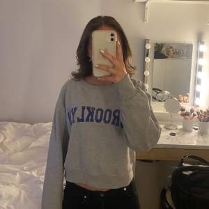 En ljusgrå sweatshirt med ett fint ”Brooklyn” tryck på. Väldigt skön och najs sweatshirt. 