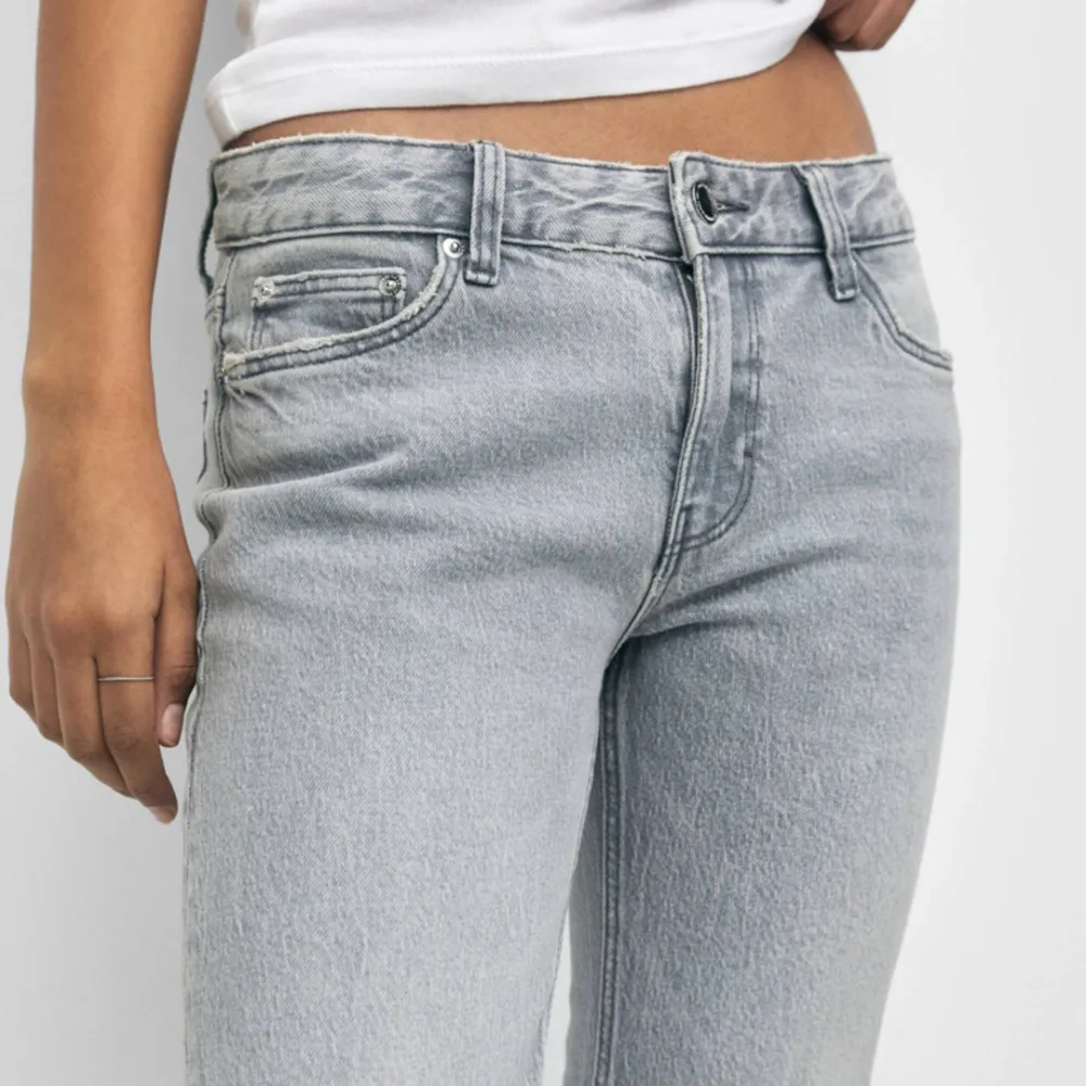 Säljer dessa as snygga gråa jeans. Sitter skit bra i både midja och längd. Är 164.. Jeans & Byxor.